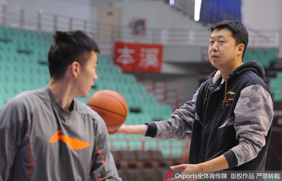 在一对一指导环节，王治郅弯腰屈膝，双手张开做出标准防守姿态，亲自领防，以身作则展示防守强度。