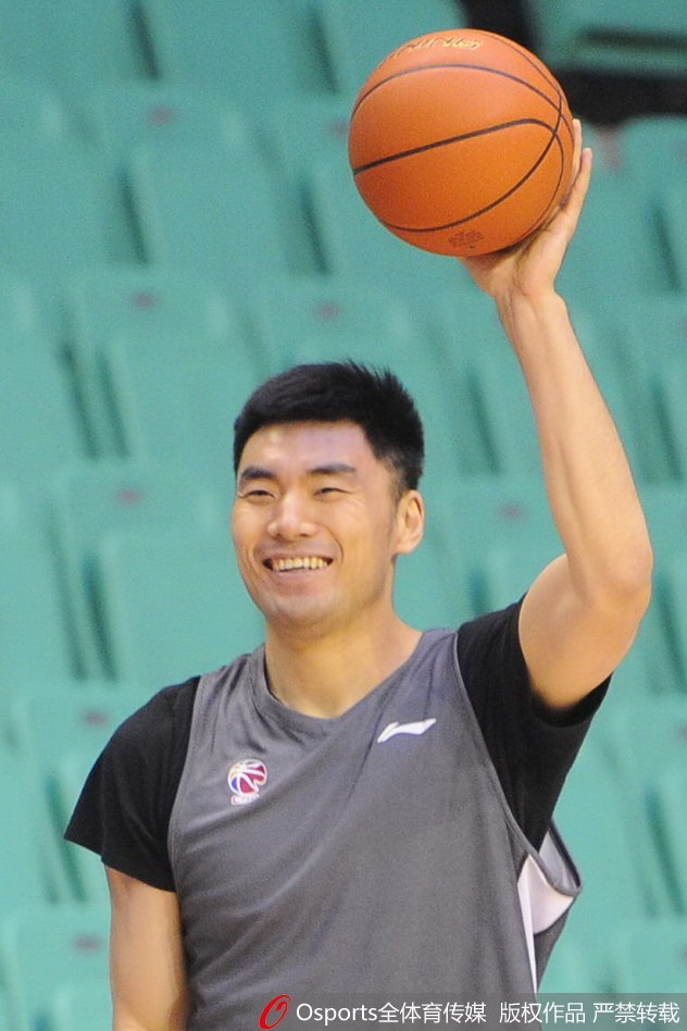 郭士强指导双手抱胸站在场边,神情严肃地注视着场内训练情况,他的战术板放在一旁,随时准备叫停指导。