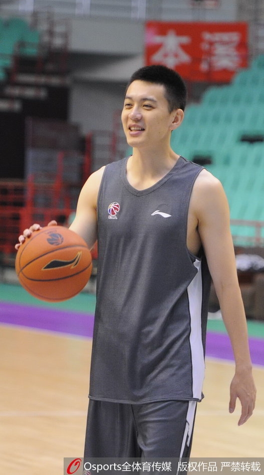 王治郅双手持球凝视前方,尽管已过巅峰期,但他的眼神依然深邃沉稳,举手投足间满是球场智慧。