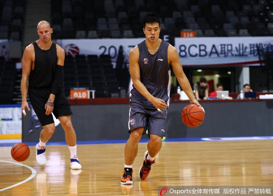 场上画面充满喜感，李慕豪用手指着场边的摄像机，做出夸张的抗议表情，仿佛在质问镜头为何总是对着他。旁边的孟铎被他的举动逗得开怀大笑，两人之间的互动就像一对活宝，让围观者忍俊不禁。