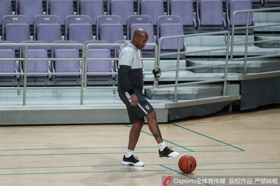 训练场上，马布里在完成一次高难度上篮后身体失去平衡，却依然保持着出手后的紧张姿态，背景是虚化的北控队友和教练组，这一刻的力量与柔韧让人忘记了他的年龄。