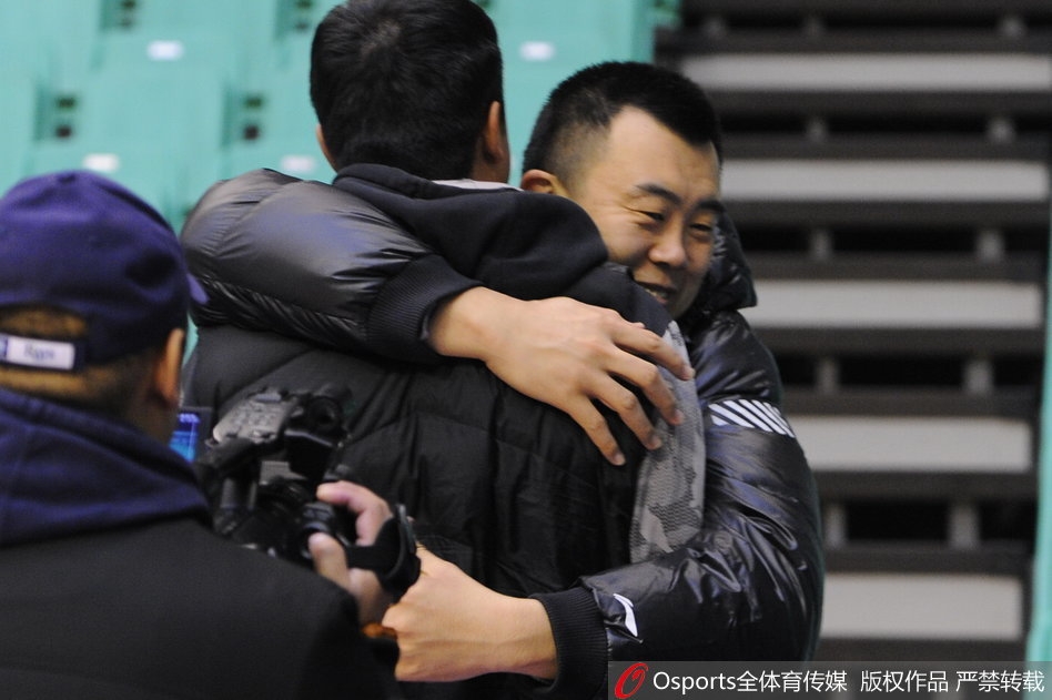 钟诚在训练中罚球线附近稳稳出手,篮球划过一道完美的弧线空心入网,队友们都在身后准备冲抢篮板。