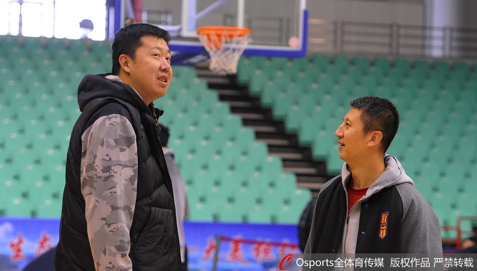 训练结束后的韩德君满头大汗,正用毛巾擦拭汗水,背后是空旷的体育馆看台,他眼神望向远方,似在思考即将到来的对决。