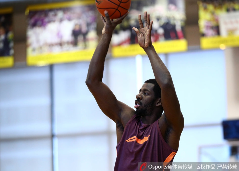 主帅尤纳斯在场边双手抱胸,神情严峻地注视着场上的一举一动,这位经验丰富的教头正为即将到来的排兵布阵做着最后的考量。