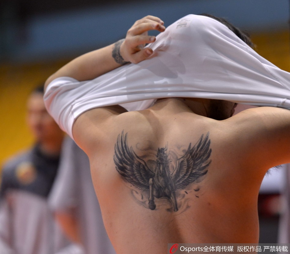 丁彦雨航在场下与队友交流时笑容满面,轻松的氛围弥漫在整个山东男篮的训练场上,每个人都对接下来的比赛充满信心。