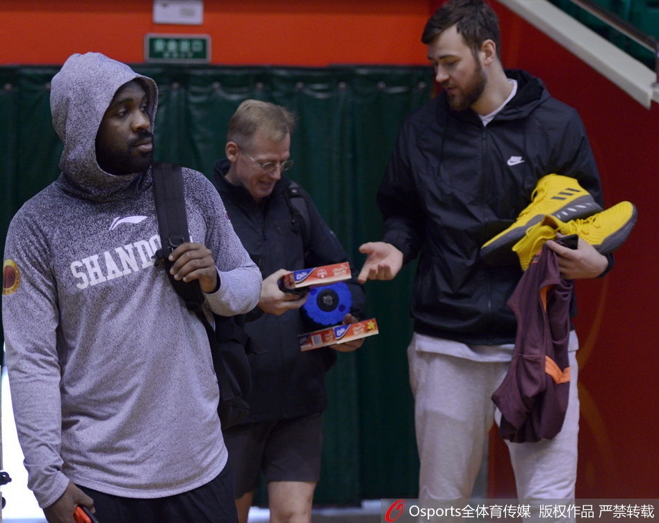 在赛前热身时,丁彦雨航心情大好,他一边运球一边忍不住笑出声来,搞怪的表情仿佛在告诉队友今晚的比赛稳了。