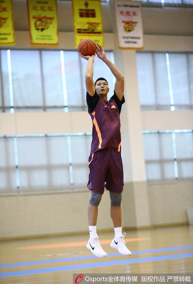 在力量训练区,易建联正在进行核心力量的强化练习,肌肉线条分明,每一个动作都展现出其作为中国男篮领军人物的自律与刻苦。