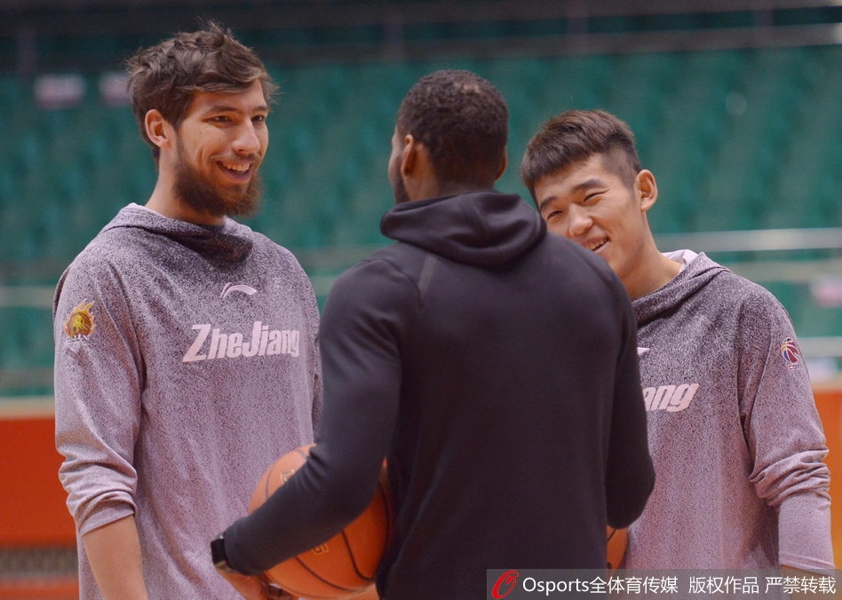 训练场上蒋兴权指导神情专注地给队员分析跑位,他的手势坚定有力,仿佛正在指挥一场千军万马的战役