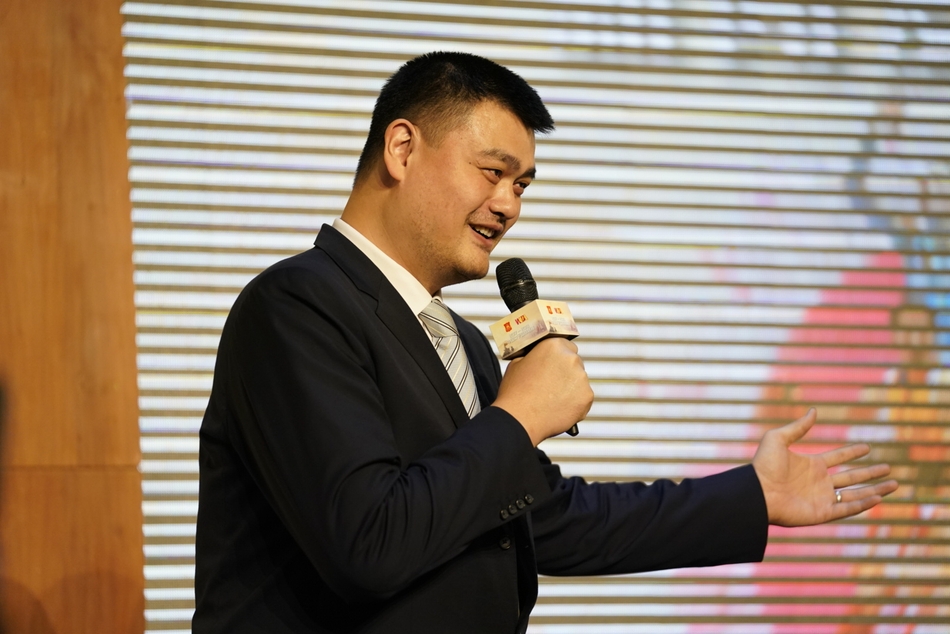 姚明与多位嘉宾共同按下启动装置，彩色气球腾空而起，象征着2017-2018赛季WCBA联赛正式拉开大幕。