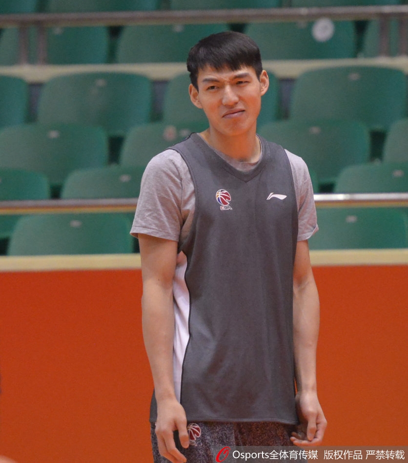 吴前在训练中运球突破,蒋兴权指导在旁边紧贴观察,两人的身影在球馆灯光下被拉长,构成一幅师徒传承的动人画面