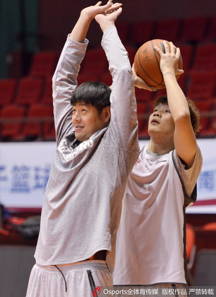 丁彦雨航在训练中单手抓球,脸上带着狡黠的笑容,眼神里透露出轻松与自信,搞怪本色显露无疑。