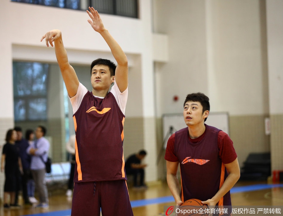队长周鹏在底角进行三分投射练习,皮球划过一道优美的弧线空心入网,作为球队外线的防守大闸,他的稳定输出是广东取胜的关键。