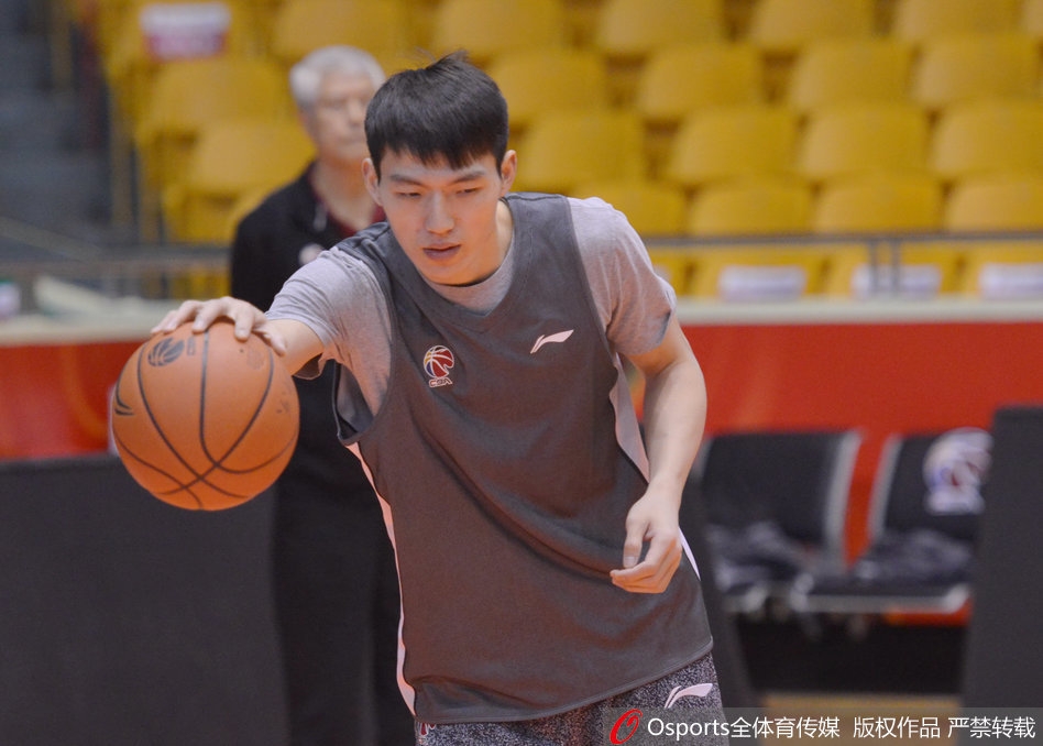 训练间歇蒋兴权双手插兜与队员们轻松交流,脸上露出难得的慈祥笑容,此刻的他更像一位看着孙辈成长的大家长