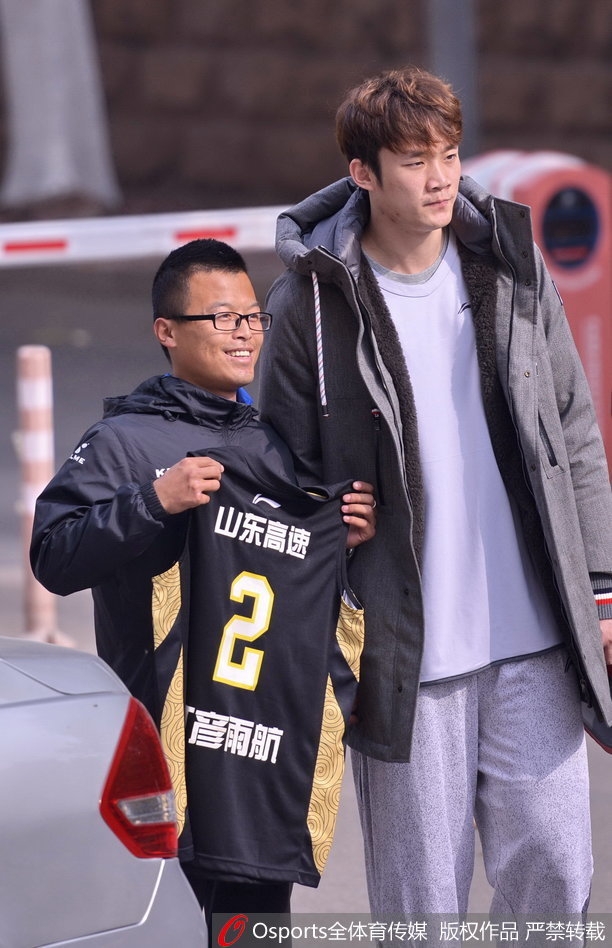 搞怪过后,丁彦雨航在训练中神情专注地出手投篮,轻松的心态并没有影响他训练的专注度,反而让他的动作更加舒展。