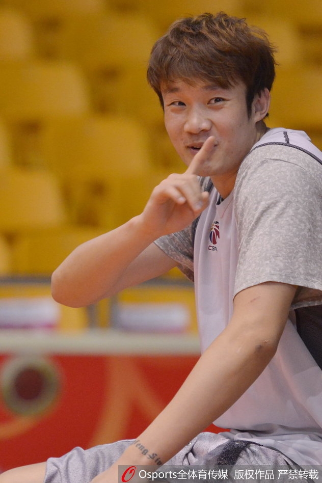 丁彦雨航在训练中调皮地吐着舌头,搞怪的表情让人忍俊不禁,看来赛前的压力早已被他抛到了九霄云外。