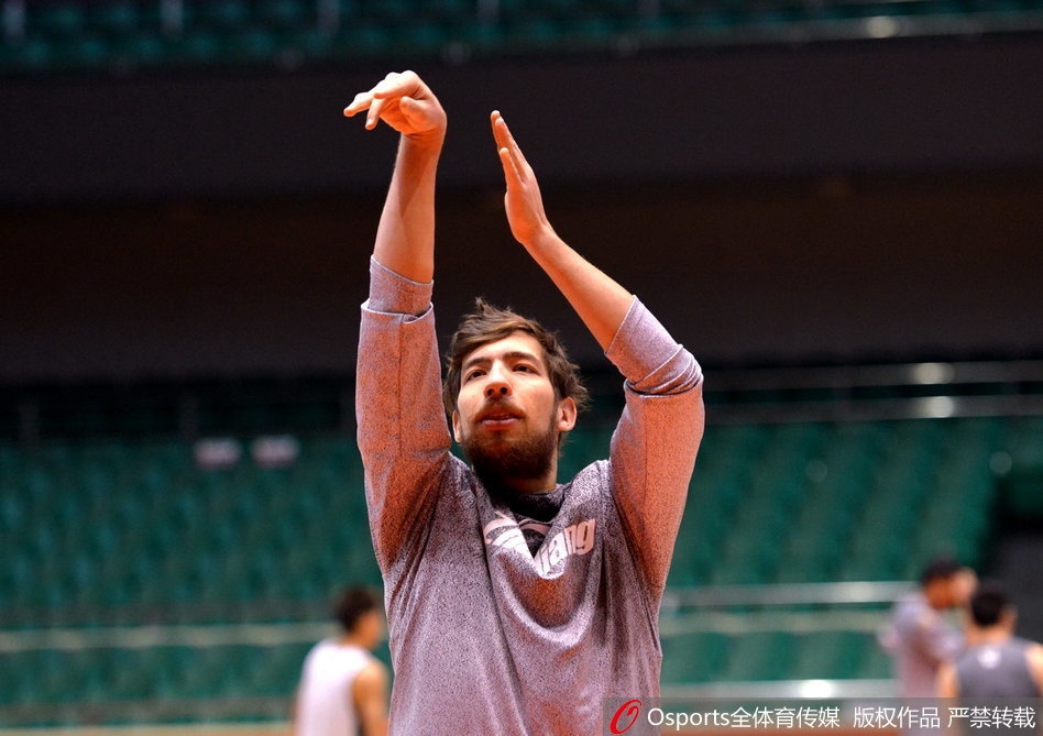 训练结束后吴前独自加练投篮,蒋兴权并未离去,而是站在一旁默默计数,夕阳透过窗户洒在这对师徒身上,温暖而坚定