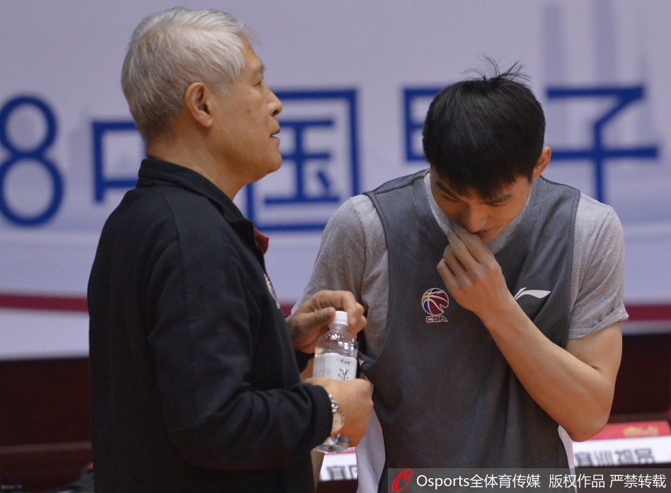 全景镜头下的浙江队训练课,球员们正在进行战术配合演练,蒋兴权站在中线附近掌控全局,宛如一位运筹帷幄的将军