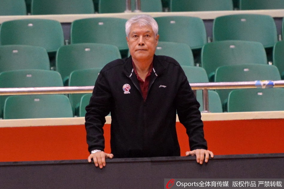 白发苍苍的蒋兴权指导双手撑膝,目光如炬地盯着场上球员的一举一动,仿佛要将每一个细节都刻在心里