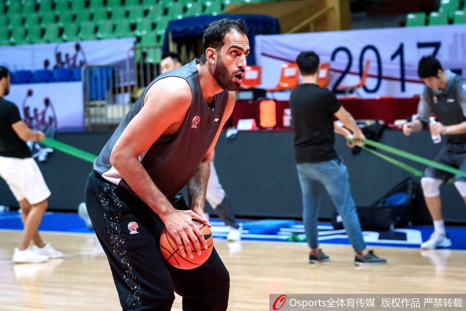 老将刘炜在训练场边独自进行腿部拉伸，神情坚毅，他正为了尽快重返赛场而全力以赴。