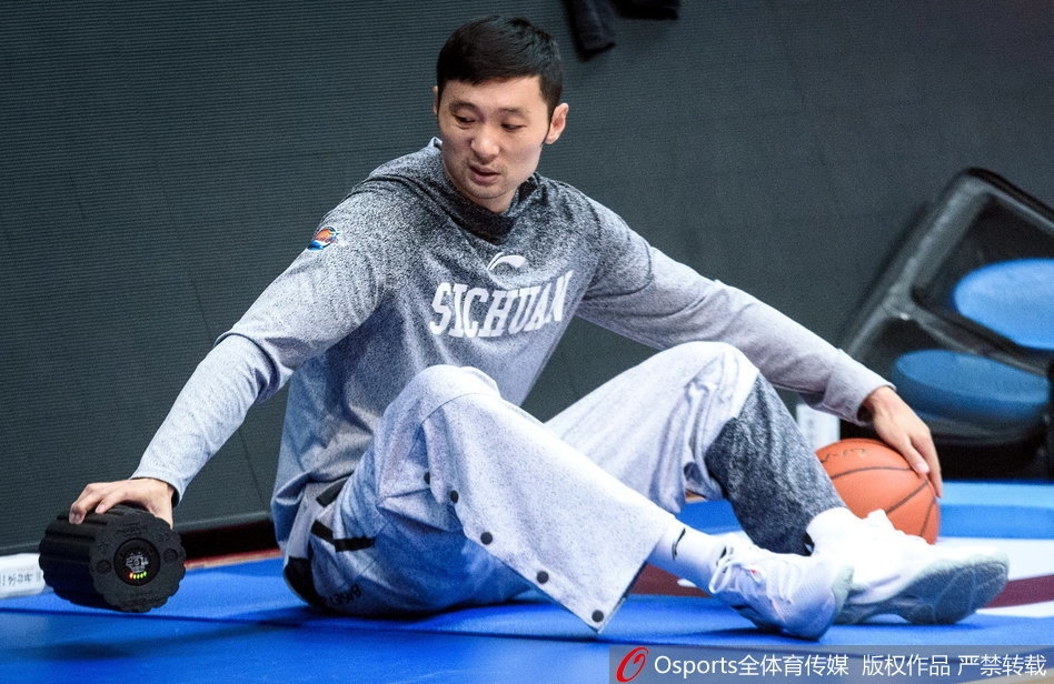 四川男篮训练课上，球员们正在进行战术跑位练习，专注的神情透露出对胜利的渴望。