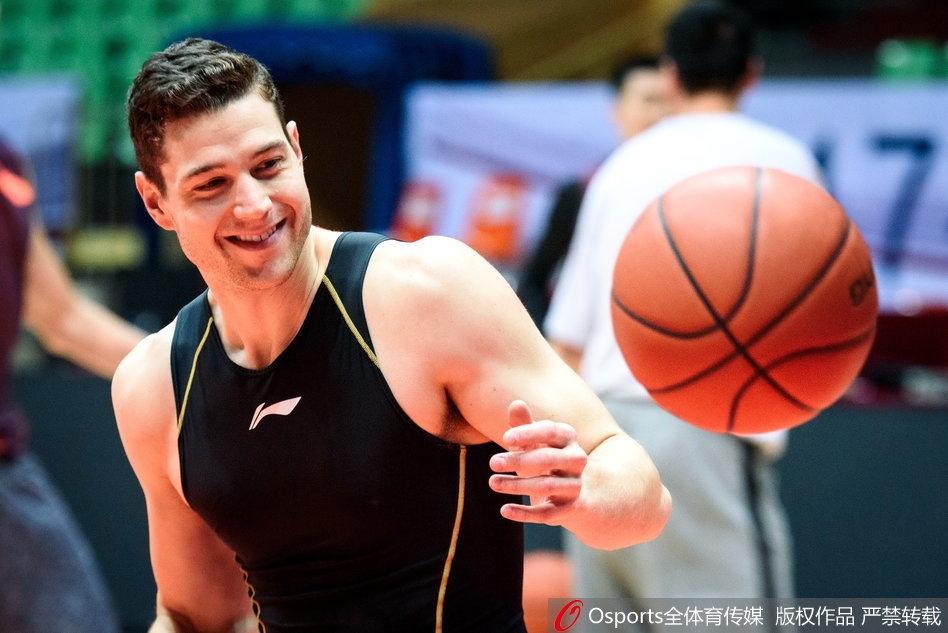 训练场上，明纳拉斯正在进行持球突破练习，矫健的步伐完全不像传统内线，尽显全能身手。