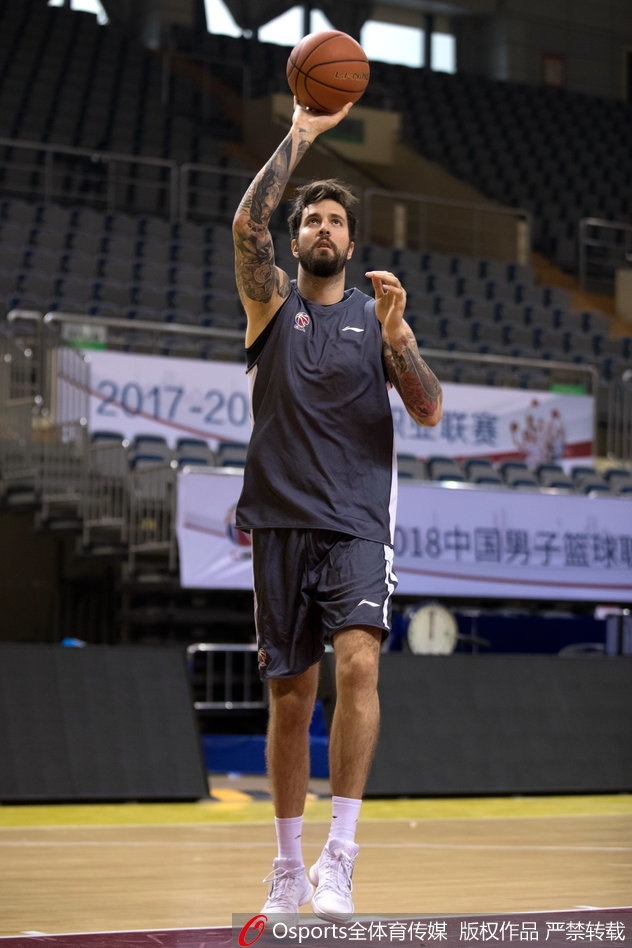 队长易立在训练中完成一次飘逸的上篮，虽然岁月流逝，但他的身姿依旧矫健，是球队最可靠的领袖。