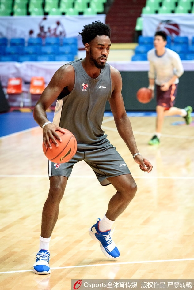 四川队外援富兰克林在训练中寻找手感，他与哈达迪的“哈林组合”仍在磨合之中。