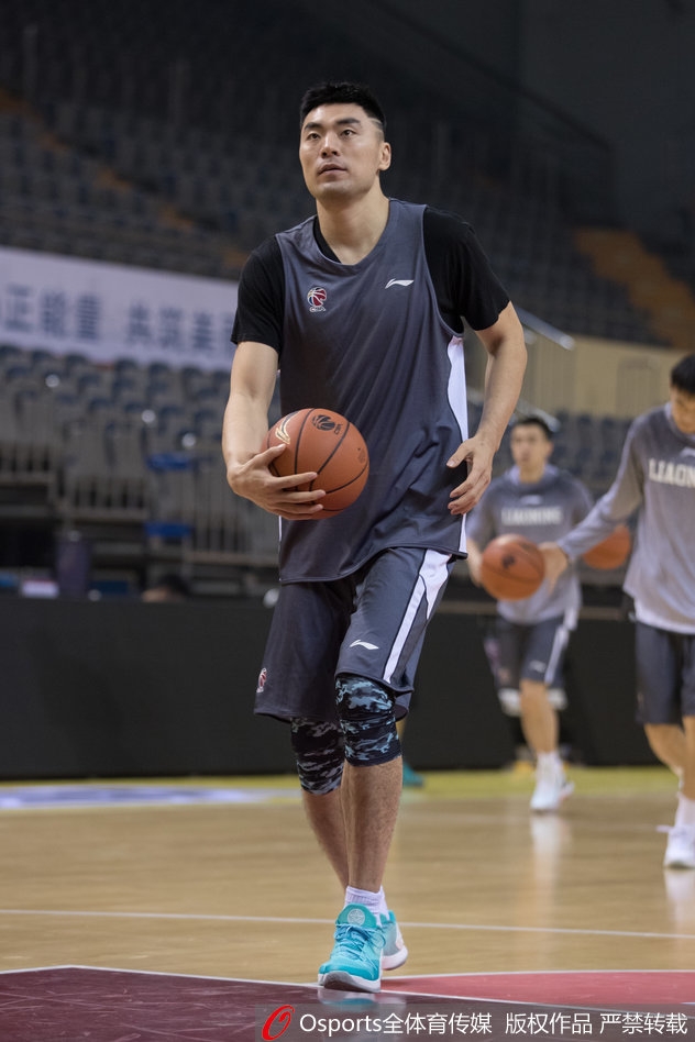 热身环节，贺天举拉伸筋骨，身体的柔韧性与灵活性恢复良好。