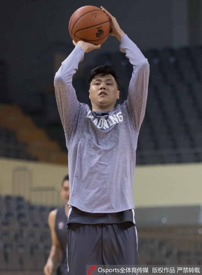 贺天举运球突破，动作舒展，昔日神射手的风采依旧。
