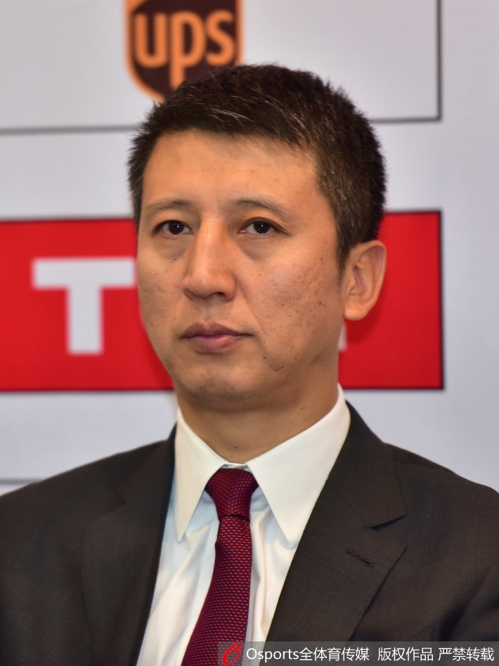 哈德森手捧比赛用球在发布会上面露微笑,这场大胜让他心情愉悦。