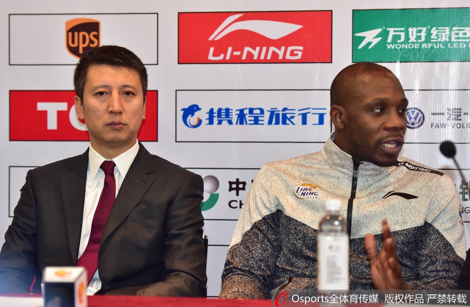 郭士强在发布会上认真倾听记者提问,身旁的哈德森若有所思地看向一侧。