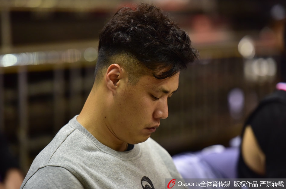 比赛行将结束大局已定,贺天举手搭毛巾露出开心的笑容