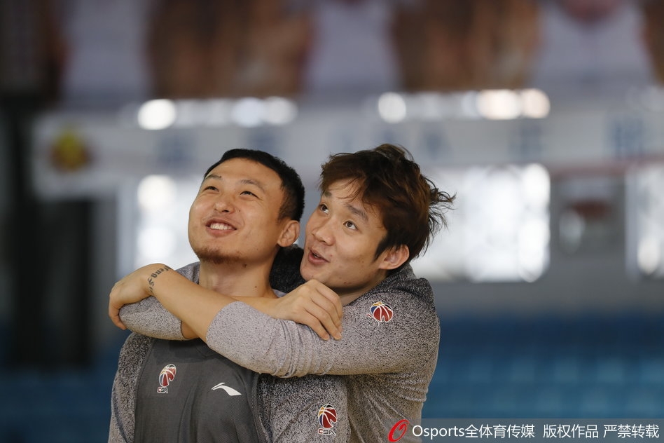 小丁在活动中双手托腮，对着镜头做出可爱的表情，眼神清澈像是个邻家大男孩。