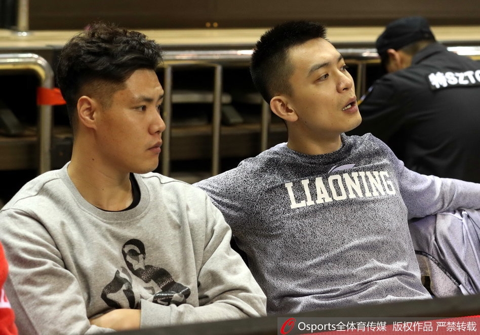 贺天举在场边露出标志性的腼腆笑容,为队友的精彩表现鼓掌