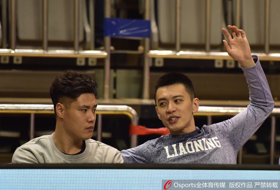 辽宁队暂停期间,贺天举站在队友身后神情关注地听取战术布置