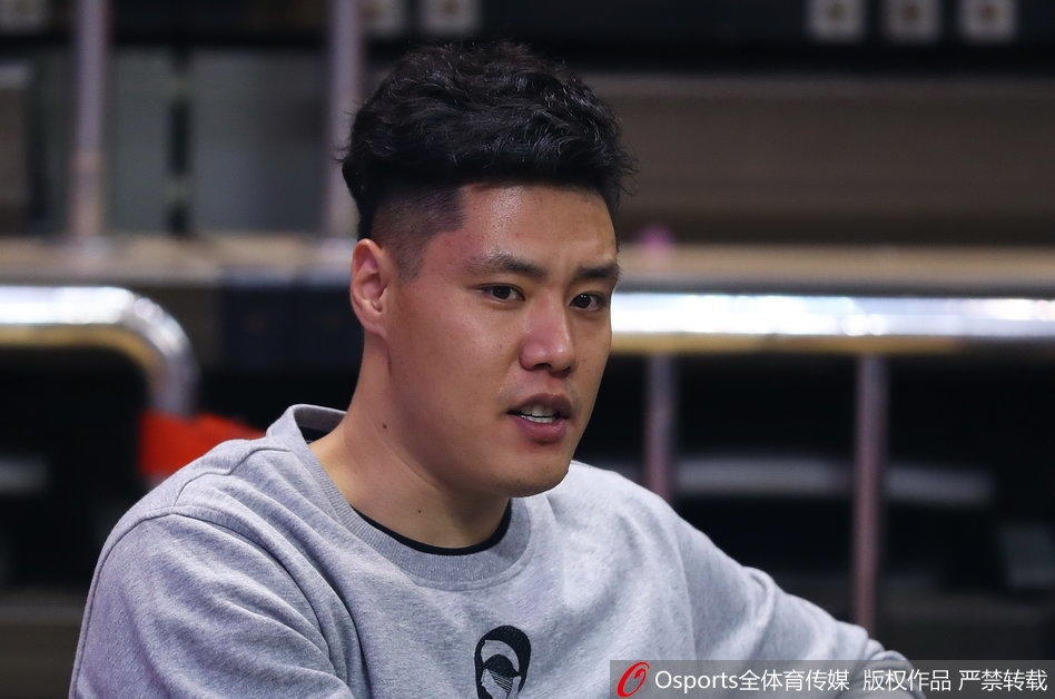 贺天举双手抱在身前,专注地观看场上的激烈争夺