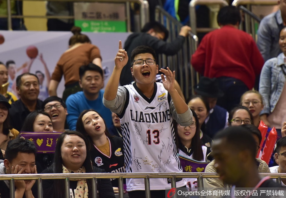 辽宁远征球迷赛后在看台久久不愿离去，他们展开一面巨大的队旗，在上面签名留言，记录下这个属于辽篮和远征军的难忘苏州之夜。