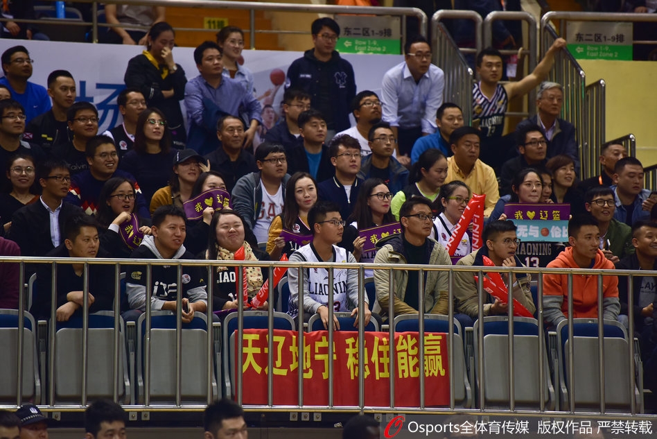 数百名辽宁球迷在苏州体育馆看台拉起巨型横幅，蓝白相间的助威方阵如同流动的海洋，他们张开双臂集体呐喊，气势完全压过主场。