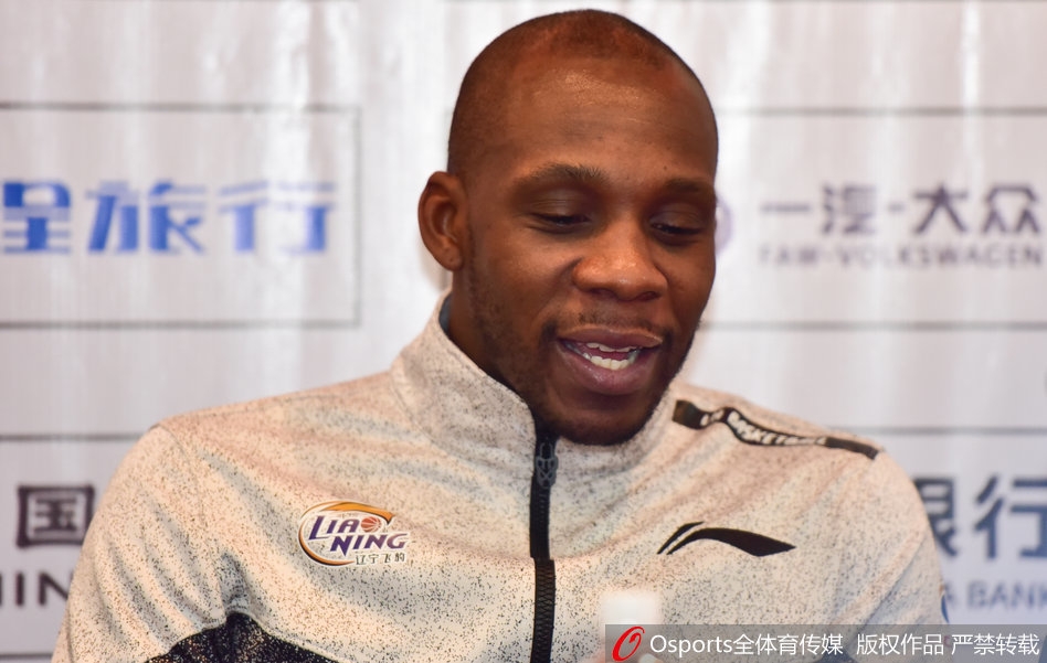 发布会现场的媒体记者们纷纷将镜头对准郭士强和哈德森,记录下这场大胜后的发言。