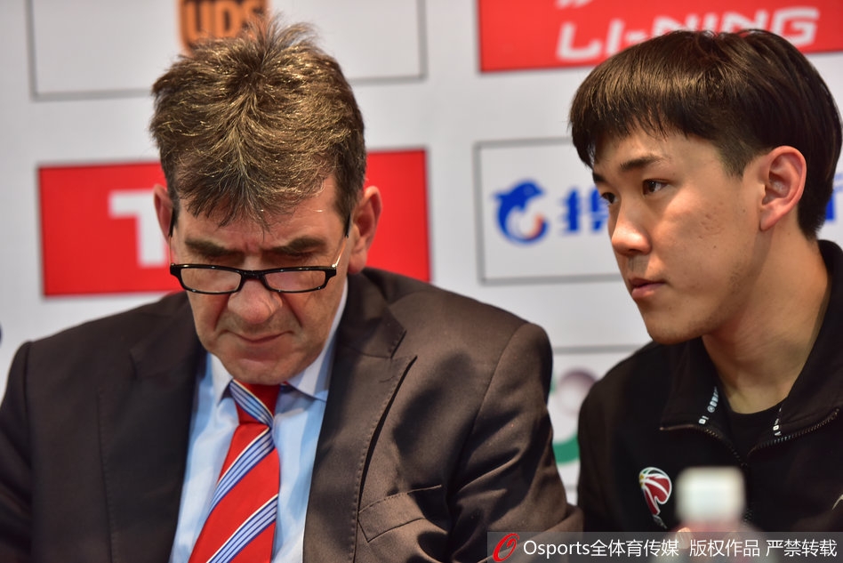 发布会结束后,郭士强与哈德森起身离席,两人神情轻松,显然对球队表现十分满意。