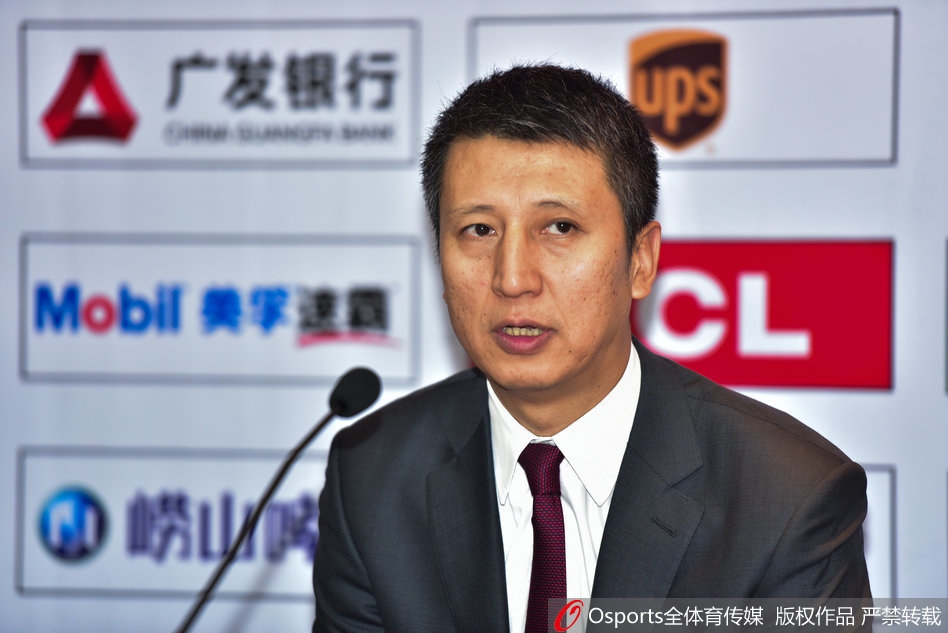 辽宁队主帅郭士强在赛后发布会上神色严肃地复盘比赛,他对球队的防守策略表示满意。