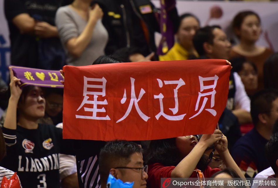 赛后辽宁队员集体走向球迷看台鞠躬致谢，郭艾伦赤裸上身挥手示意，看台上的球迷伸出手臂试图触碰心中的英雄，场面令人动容。