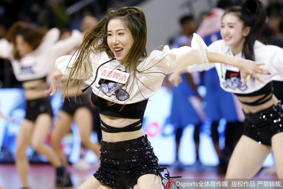 长发在空中划出优美的弧线,吉林队的篮球宝贝们动作整齐划一,充满力量感的舞步踏响了赛场上最动感的节拍。