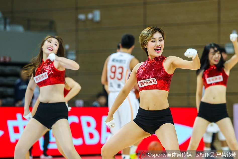 热舞过后，几位篮球宝贝对着镜头做出可爱的鬼脸和手势，她们与看台上近在咫尺的球迷开心互动，展现了赛场外的亲和力。