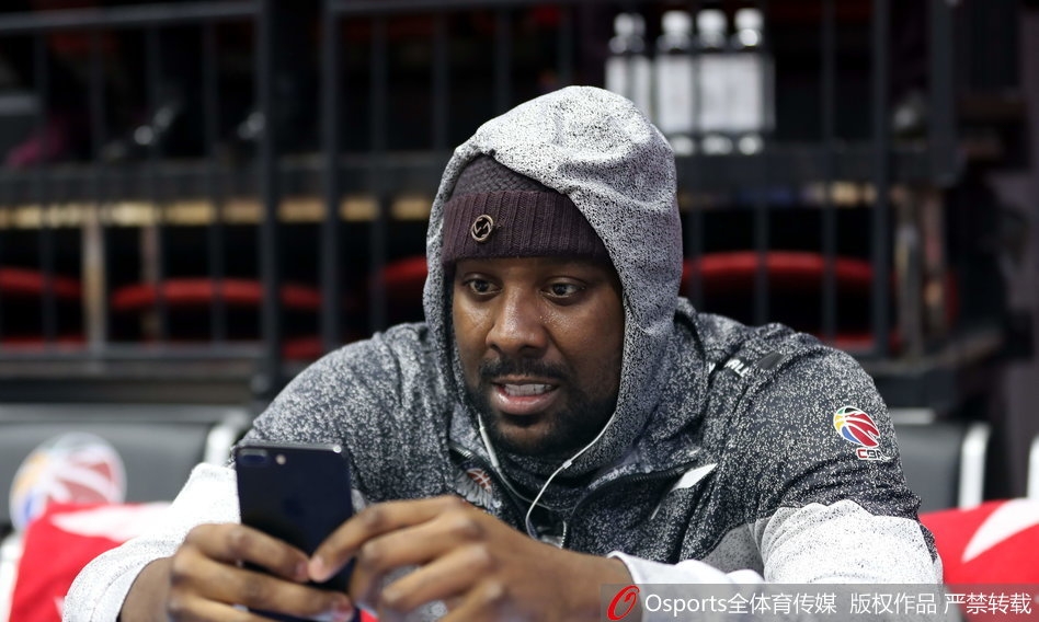 换了个角度的布拉切，宽松的西装也遮不住发福的肚腩，但他的目光依旧犀利如猎手。