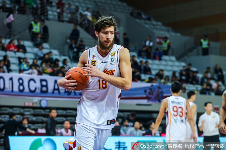 斯托克斯在天津队内线高高跃起,单手将球狠狠砸进篮筐,展现了无可匹敌的篮下统治力