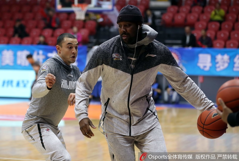 布莱切坐在场边紧盯着场内局势，左手托腮若有所思，似乎在脑内演练着战术配合。