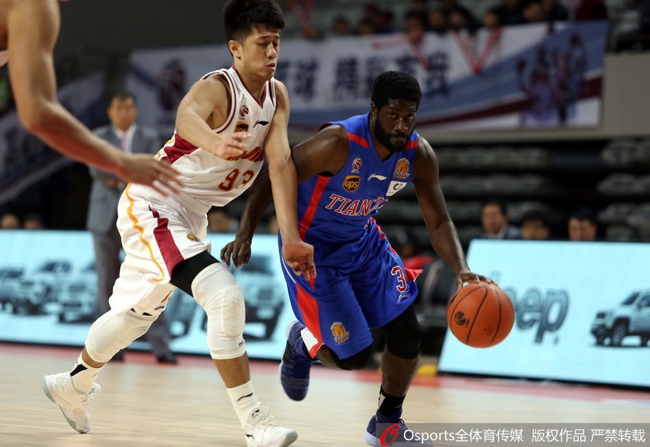 天津队老将田垒在外线找到空位机会,手起刀落命中三分,为球队勉强追回一些分数