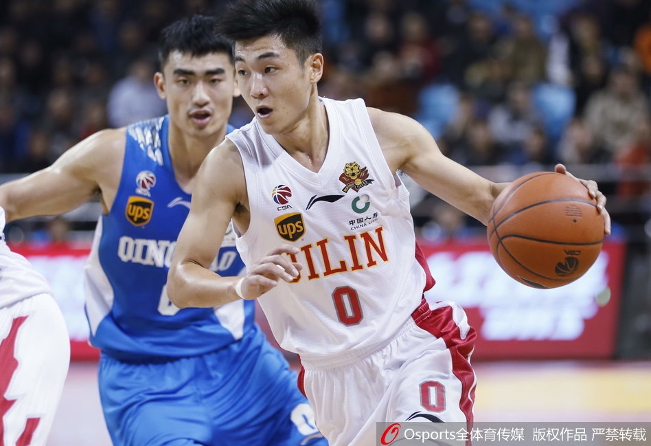 韦弗在三分线外手起刀落，篮球划过长春夜空应声入网，点燃全场激情。