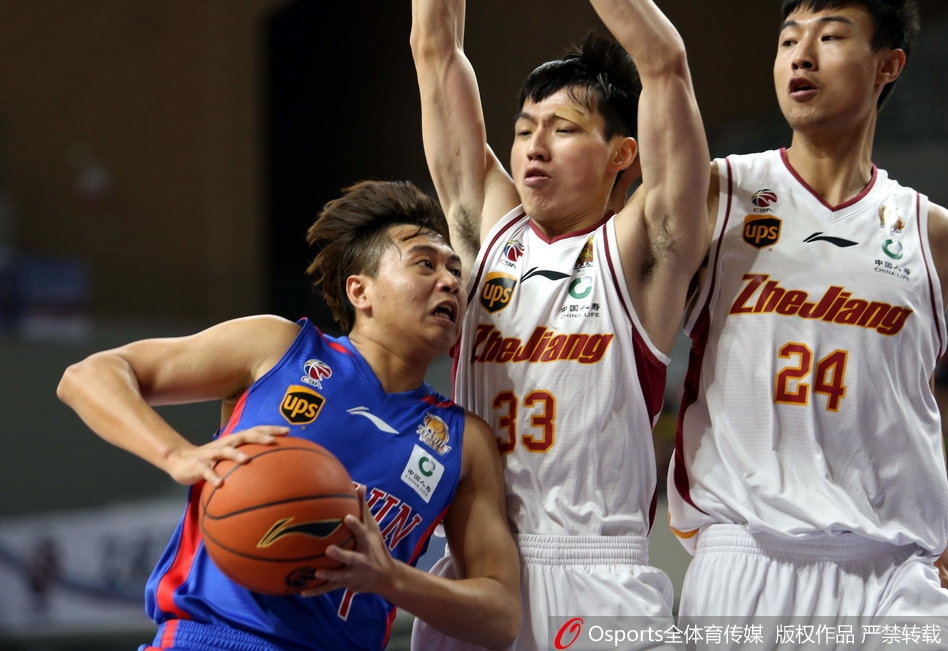 浙江队小将刘泽一在篮下接球后,利用灵活的脚步晃开防守,轻松将球放入篮筐,展现初生牛犊的锐气